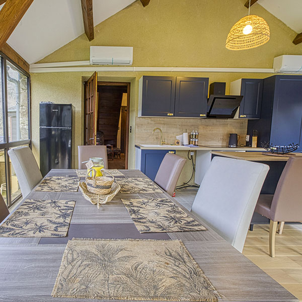 gite lestrebaldie aveyron salle_a_manger veranda