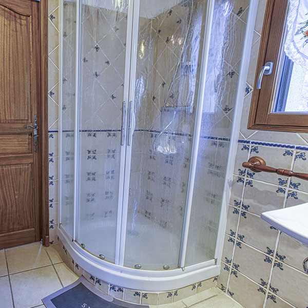 gite lestrebaldie aveyron salle de bain